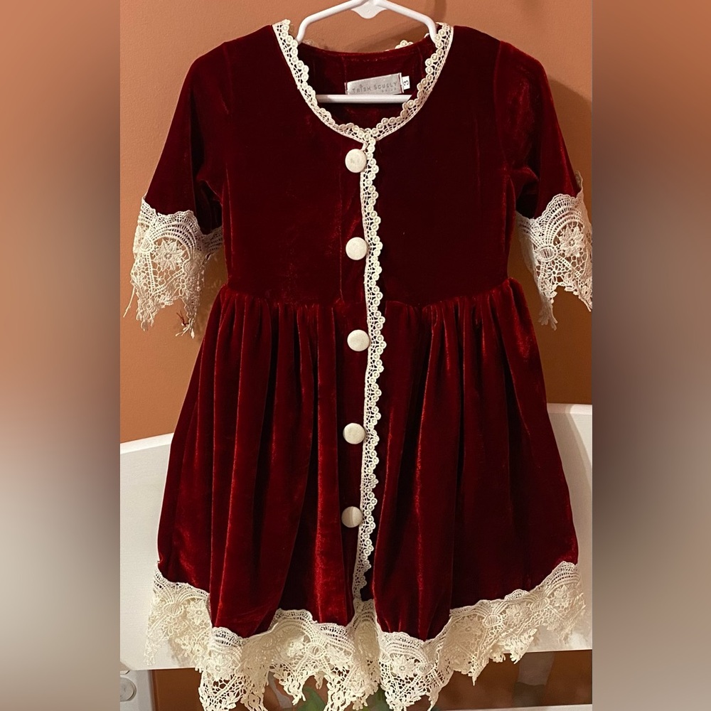 Beautiful Trish Scully dress. Sz 3.  Gorgeous lace.